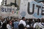 Gremios docentes porteños protestan en rechazo al cierre de carreras